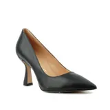 Zapato de tacón stiletto de cuero negro con punta fina y tacón geométrico.