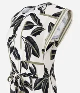 Mono largo de viscosa con estampado de hojas en blanco y negro. Tiene cuello redondo, sisas anchas con detalle de rayas y lazo en la cintura.