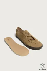 Zapatilla deportiva barefoot de hombre, confeccionada en piel con acabado serraje de color marrón, puntera redondeada, suela fina de goma oscura y detalles en cuero liso en el talón.