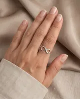 Anillo de plata 925 con diseño del símbolo de infinito.