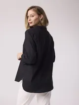 Camisa negra de algodón con cuello clásico y bordados calados en el canesú.