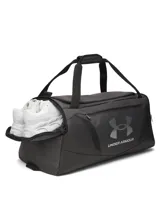 Bolso deportivo Under Armour modelo Undeniable 5 Duffle M, color gris oscuro con detalles en negro. Cuenta con tecnología UA Storm repelente al agua, paneles inferiores y laterales reforzados con TPU, compartimento ventilado para calzado o ropa sucia, bolsillos organizadores internos, correa de hombro acolchada extraíble y asas superiores.