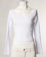 Remera de manga larga en tejido acanalado, color blanco, con escote estilo off-shoulder y corte ajustado al cuerpo.