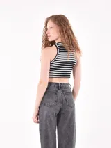 Musculosa corta a rayas horizontales blancas y verde agua, con cuello redondo y sisas anchas.