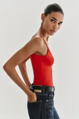 Musculosa ajustada negra con escote redondo y tirantes finos.
