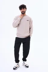 Buzo de felpa oversize con cuello redondo, diseño de estrellas y texto estampado en la espalda, confeccionado en mezcla de algodón y poliéster.