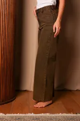 Pantalón jean marrón de corte recto y tiro alto.