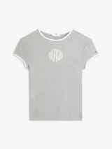 Remera de corte slim gris con ribetes blancos en cuello y mangas, de manga corta y cuello redondo. Presenta un bordado frontal con el texto "Hilfiger".