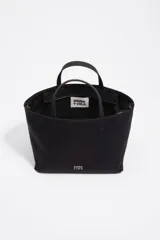 Bolso de mano Bimba y Lola de tamaño mediano, con estructura blanda, doble asa de mano y asa regulable de tejido. Cuenta con cierre de cremallera, detalles metálicos y logo de la marca en el frente.