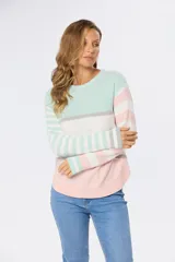 Buzo de tejido fino con rayas horizontales en tonos rosa, blanco y celeste, confeccionado en algodón.