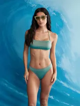 Bombacha de bikini tipo colaless, color negro liso, con corte clásico y tiro bajo.
