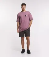 Bermuda masculina de sarga lavada, con ajuste de lazo en la cintura y bolsillos laterales. Presenta un diseño versátil y resistente con un acabado cómodo.