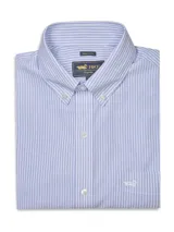 Camisa de vestir de manga larga, color celeste y blanco, con patrón de rayas verticales finas. Presenta cuello button-down y un pequeño logo bordado en el bolsillo del pecho.