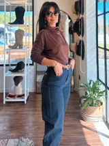 Jean de tiro alto en color azul clásico, confeccionado en tela de denim flexible con tecnología de doble lycra. Presenta un corte que estiliza la silueta, con cierre frontal y bolsillos traseros.