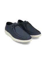 Zapato de estilo casual tipo mocasín en color azul, confeccionado en cuero con costuras reforzadas y suela de goma en tono crema.