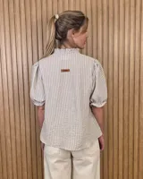 Blusa marrón oscura de manga corta abullonada con puños elastizados, escote en V y cuello alto con volados.