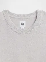 Buzo de algodón color marfil, con cuello redondo, mangas largas y puños elastizados, de corte clásico.