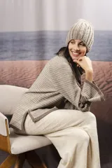 Gorro tejido a mano en punto grueso, con diseño de canalé y textura jaspeada en tonos neutros.