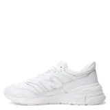 Championes urbanos New Balance modelo 997, color blanco, con diseño aerodinámico, logo característico en los laterales y entresuela con tecnología ENCAP para mayor confort.