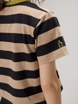 Remera de corte clásico a rayas horizontales en tonos verde y azul marino, con cuello redondo marrón y logo bordado en el pecho.