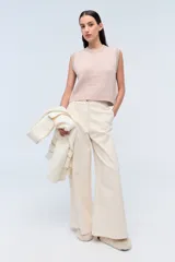 Chaleco de tejido de punto color crudo, con cuello a la base y lurex.