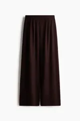 Pantalón de punto pesado color marrón oscuro, de corte amplio y silueta recta con cintura elástica revestida y pliegues delanteros.