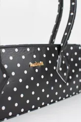 Cartera tipo baguette color negro con textura efecto cocodrilo, diseño alargado, doble asa de mano y cierre superior.