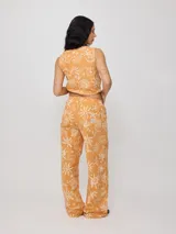 Pantalón de algodón con estampado de palmeras, soles y conchas marinas.
