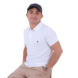 Remera tipo polo color amarillo con cuello clásico y logo bordado en el pecho. Corte recto y mangas cortas.