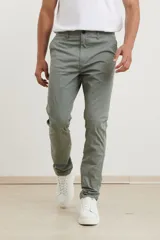 Pantalón de gabardina de corte recto y tiro medio, con bolsillos laterales y traseros, y cierre frontal con botón y cremallera.