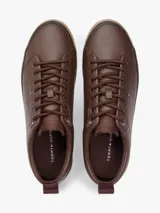 Zapatillas urbanas Tommy Hilfiger modelo Harlem Core Cleat, de color marrón, confeccionadas en material sintético y cuero con cordones a tono y suela de goma marrón.