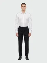 Camisa de vestir blanca de corte regular fit confeccionada en algodón italiano, con cuello clásico y manga larga.