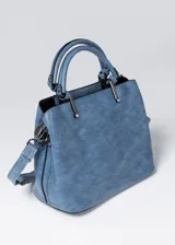 Cartera de mano azul con textura símil cuero, tres compartimentos con cierre, correa ajustable y llavero de regalo.