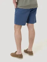 Short de gabardina azul de la marca RKF, modelo Classic, con bolsillos laterales y traseros, tiro medio y cierre frontal con botón y cremallera.