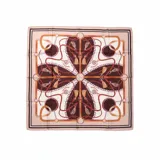 Pañuelo cuadrado de seda con estampado de motivos ecuestres, incluyendo correas, cadenas y borlas en tonos marrones, beige y rosado.