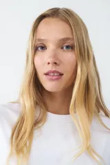 Remera de manga corta y cuello redondo, corte regular, confeccionada en tejido de punto liso.