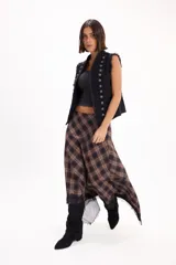 Falda midi evasé de talle medio, con estampado a cuadros en tonos marrones y negros, y detalle de puntilla negra en el ruedo.