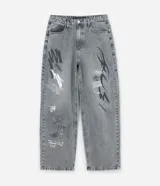 Pantalón de jeans para hombre, modelo super baggy, color celeste desgastado, con estampa de grafiti en negro en ambas piernas. Presenta cintura con trabilla, cierre tradicional y bolsillos.