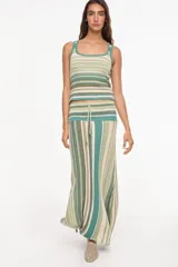 Musculosa de tejido de punto ligero, con diseño a rayas horizontales en tonos marrón, celeste y amarillo claro, de corte al cuerpo y escote redondo.
