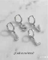 Par de aros de acero quirúrgico tipo argolla con dije colgante en forma de letra con incrustaciones de circonitas.