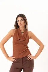 Top sin mangas color marrón con cuello volcado, confeccionado en tela de punto con textura sutil.