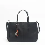 Cartera tipo tote de cuero sintético negro con textura granulada. Cuenta con doble asa de mano, correa larga ajustable y extraíble, y un dije decorativo colgante con cuentas de madera y resina.
