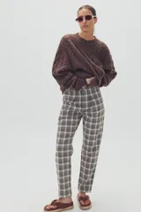 Pantalón de vestir de corte recto con estampado de cuadros escoceses en tonos grises, blancos y marrones.