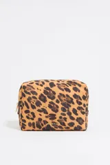 Neceser Bimba y Lola con estampado animal print, confeccionado en nylon con estructura blanda. Presenta logo metálico de la marca, cierre de cremallera y bolsillo interior.