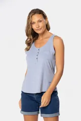 Musculosa blanca sin mangas, de corte clásico y calce cómodo, confeccionada en tejido suave. Presenta escote redondo, cartera con botones frontales y un pequeño bolsillo aplicado en el pecho.
