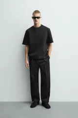 Sudadera de manga corta con corte relajado, confeccionada en tejido técnico compacto de algodón con elasticidad. Presenta cuello redondo y detalle de tacha metálica en la espalda.