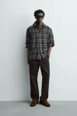 Camisa relaxed fit de franela de algodón, con diseño a cuadros en tonos azul marino, verde y blanco. Cuenta con cuello camisero, manga larga con puños abotonados, bolsillos de parche en el pecho y cierre frontal con botones.