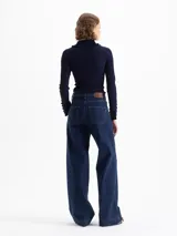 Jeans wide leg de denim azul oscuro, liviano y con leve elasticidad. De tiro medio y silueta amplia, con un aire pulido y versátil.