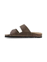 Sandalias de cuero color marrón con dos tiras ajustables con hebillas metálicas, plantilla anatómica de corcho y suela de goma negra.