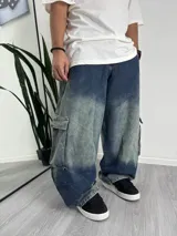 Pantalón de jean azul con efecto degradado, corte ancho y bolsillos cargo.